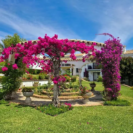Modern Two Bedroom In Pueblo Cortes Del Golf Benahavis 公寓