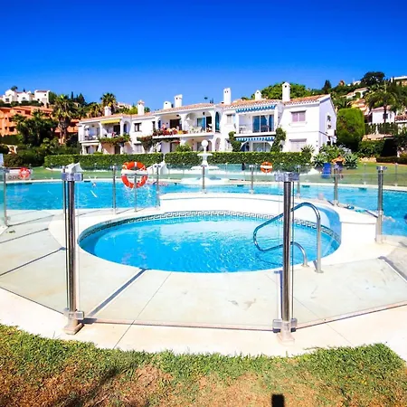 Modern Two Bedroom In Pueblo Cortes Del Golf Benahavis 埃斯特波纳