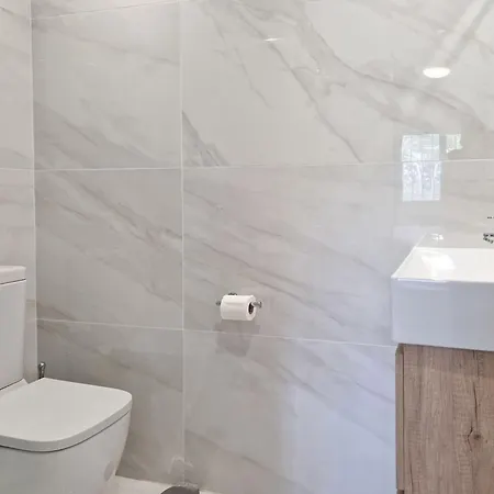 Modern Two Bedroom In Pueblo Cortes Del Golf Benahavis 公寓