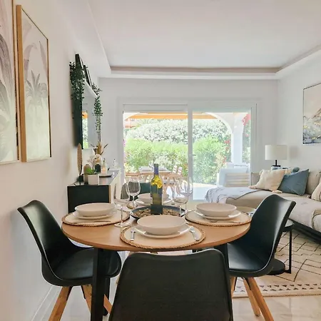 Modern Two Bedroom In Pueblo Cortes Del Golf Benahavis 埃斯特波纳