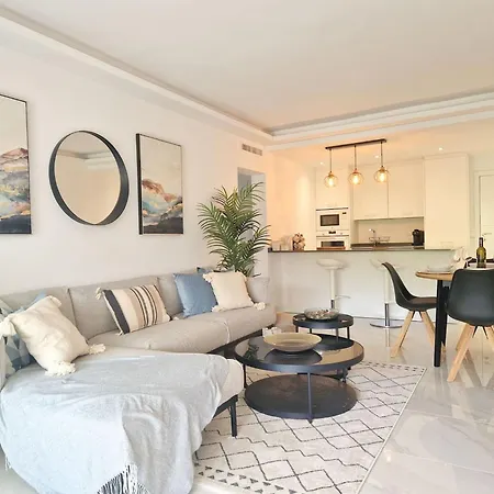 Modern Two Bedroom In Pueblo Cortes Del Golf Benahavis * 埃斯特波纳