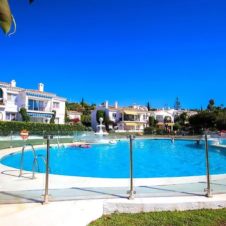 Modern Two Bedroom In Pueblo Cortes Del Golf Benahavis 公寓